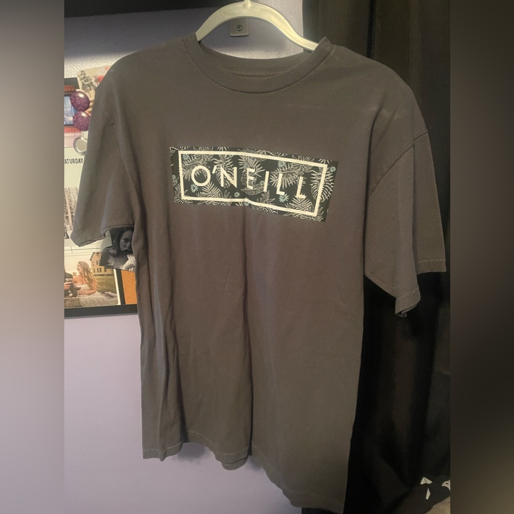 Men’s O’Neill size medium t-shirt.